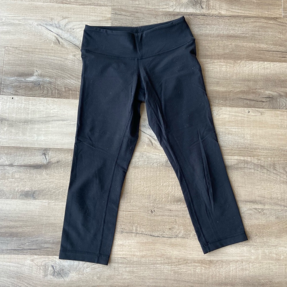 Black cropped Lululemon leggings